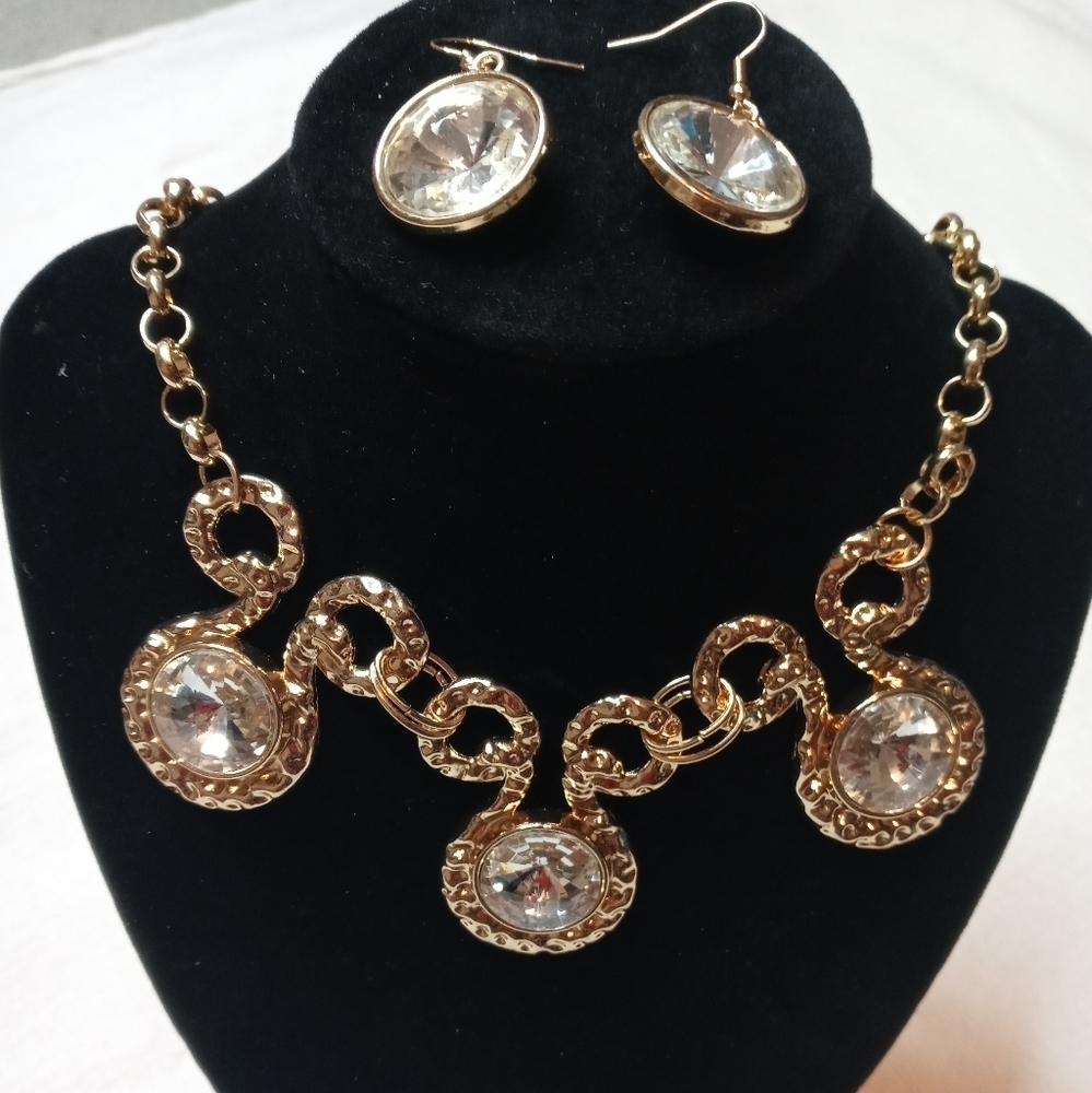 Beautiful glamorous gold adjustable heavy necklace with earrings